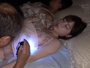 Vợ dâm đãng banh háng cho nhân viên địt