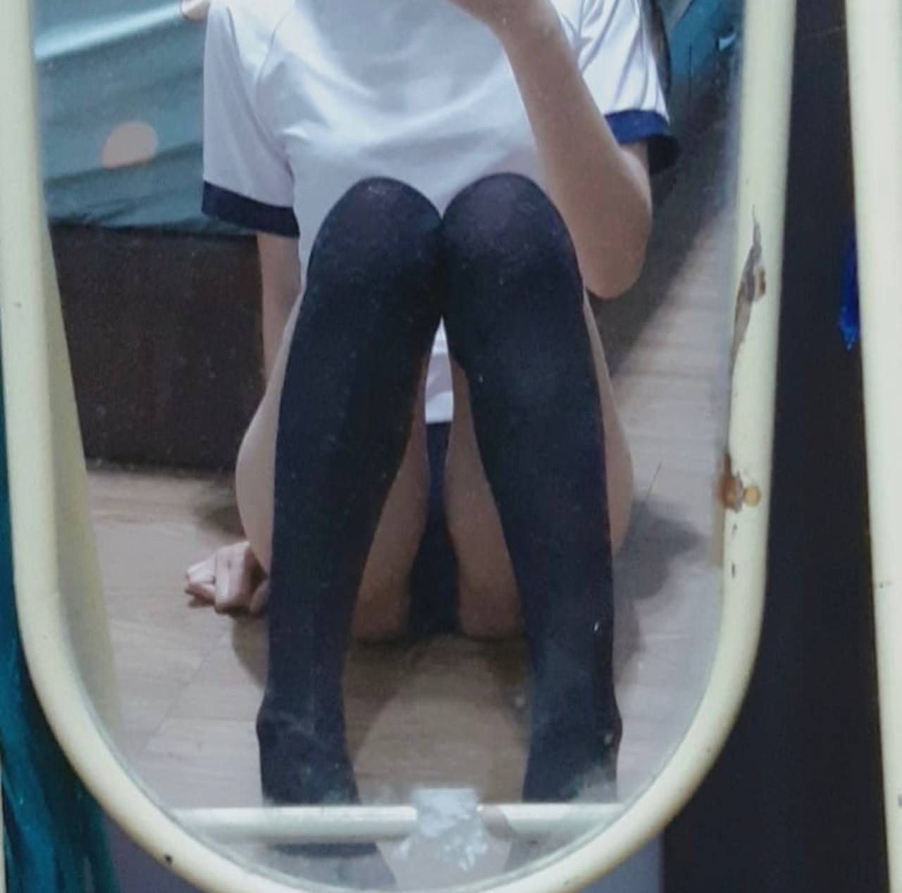 Người phụ nữ trẻ đẩy bbbb đẩy