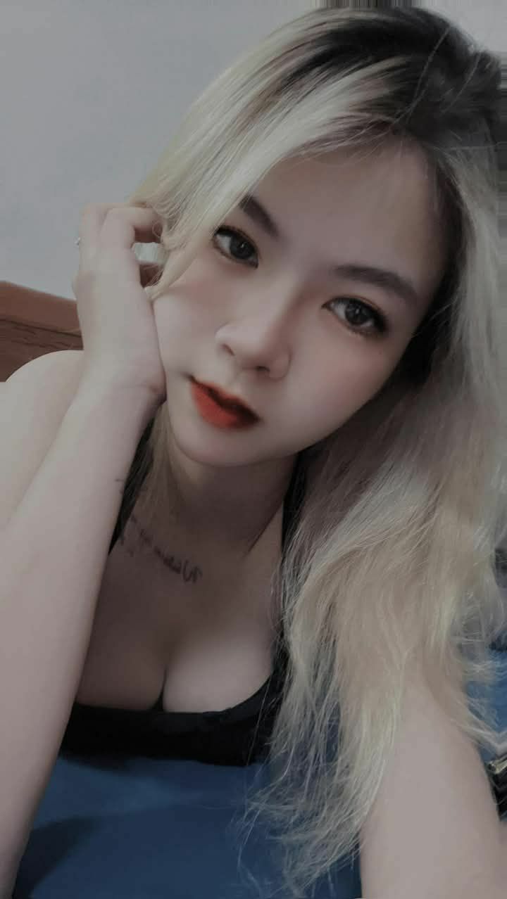 Em thư ký xinh đẹp quá ngây thơ nên đã bị cấp trên nắm thóp tống tình